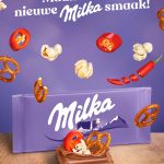 Kampagnenmotiv für die internationale MILKA Kampagne zum Thema "Create your own Milka" - Durch die Luft fliegen verschiedene Zutaten die mit einem Splash in der Schokolade landen (Chili, Popcorn, Brezeln) | Hier in der holländischen Fassung | Fotografiert durch das Studio Hackenberg für die Hamburger Agentur Scholz & Friends