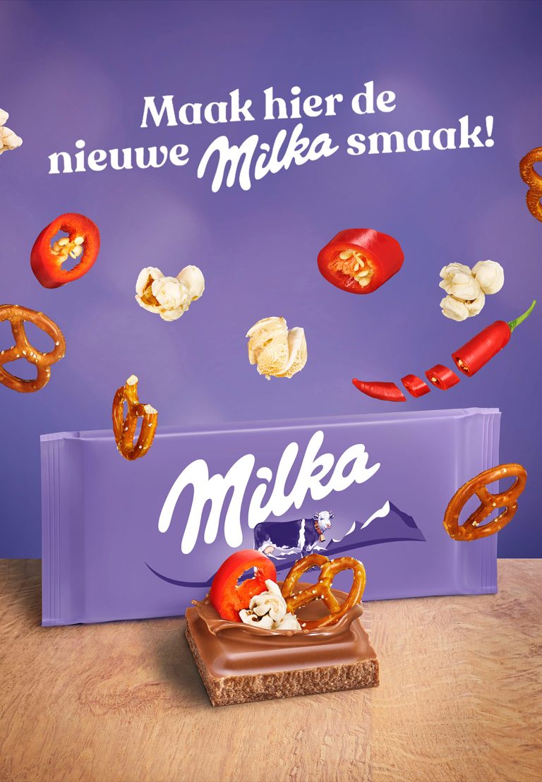 Kampagnenmotiv für die internationale MILKA Kampagne zum Thema "Create your own Milka" - Durch die Luft fliegen verschiedene Zutaten die mit einem Splash in der Schokolade landen (Chili, Popcorn, Brezeln) | Hier in der holländischen Fassung | Fotografiert durch das Studio Hackenberg für die Hamburger Agentur Scholz & Friends