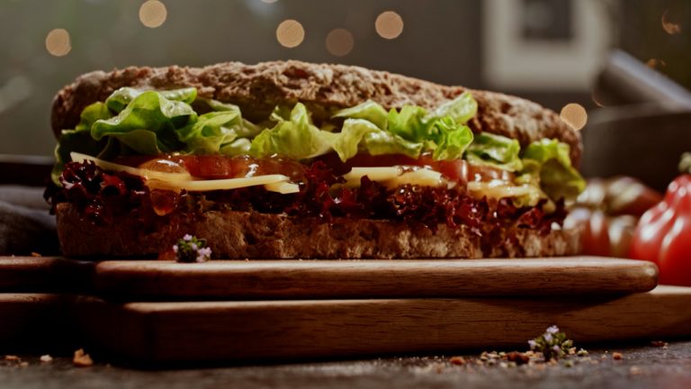 Standbild der Videoproduktion tasty sandwich | Rezeptvideo mit vielen Closeups zur Herstellung eines Sandwiches | Studio Hackenberg Videoproduktion Werbefilm Rezeptvideo Kiel