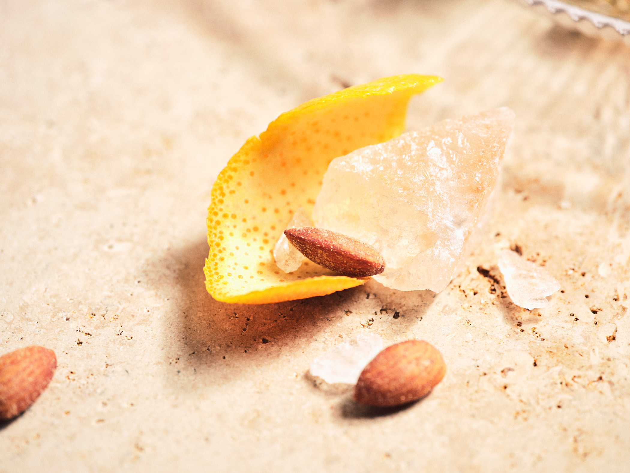 Zitronenschale mit Salzkristallen und geräucherten Mandeln - Foodstyling beschäftigt sich auch mit den feinen Details | Studio Hackenberg Kiel