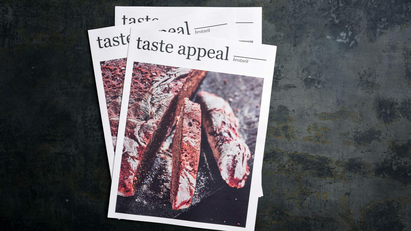 Foto eines Stapels des im Studio Hackenberg konzipierten Food-Magazins taste appeal–  | Studio Hackenberg Konzeption Fotografie Regie