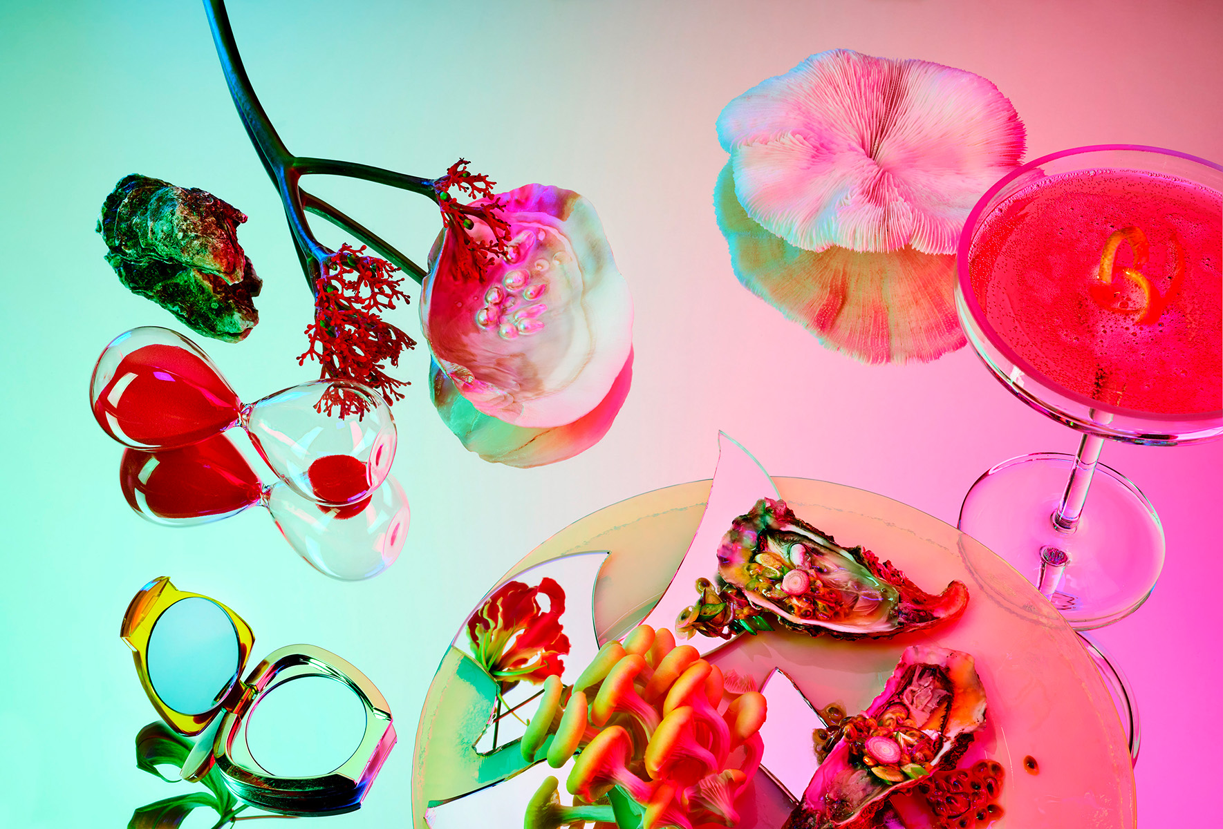 Auf einem Spiegel angerichtetes Essen mit Austern, Pilzen und einem Getränk | der Spiegel reflektiert einen Farbverlauf | das Motiv ist bei Ausstellung in Hamburg an den Messehallen zu sehen | Studio Hackenberg Werbefotografie Foodfotografie Regisseur