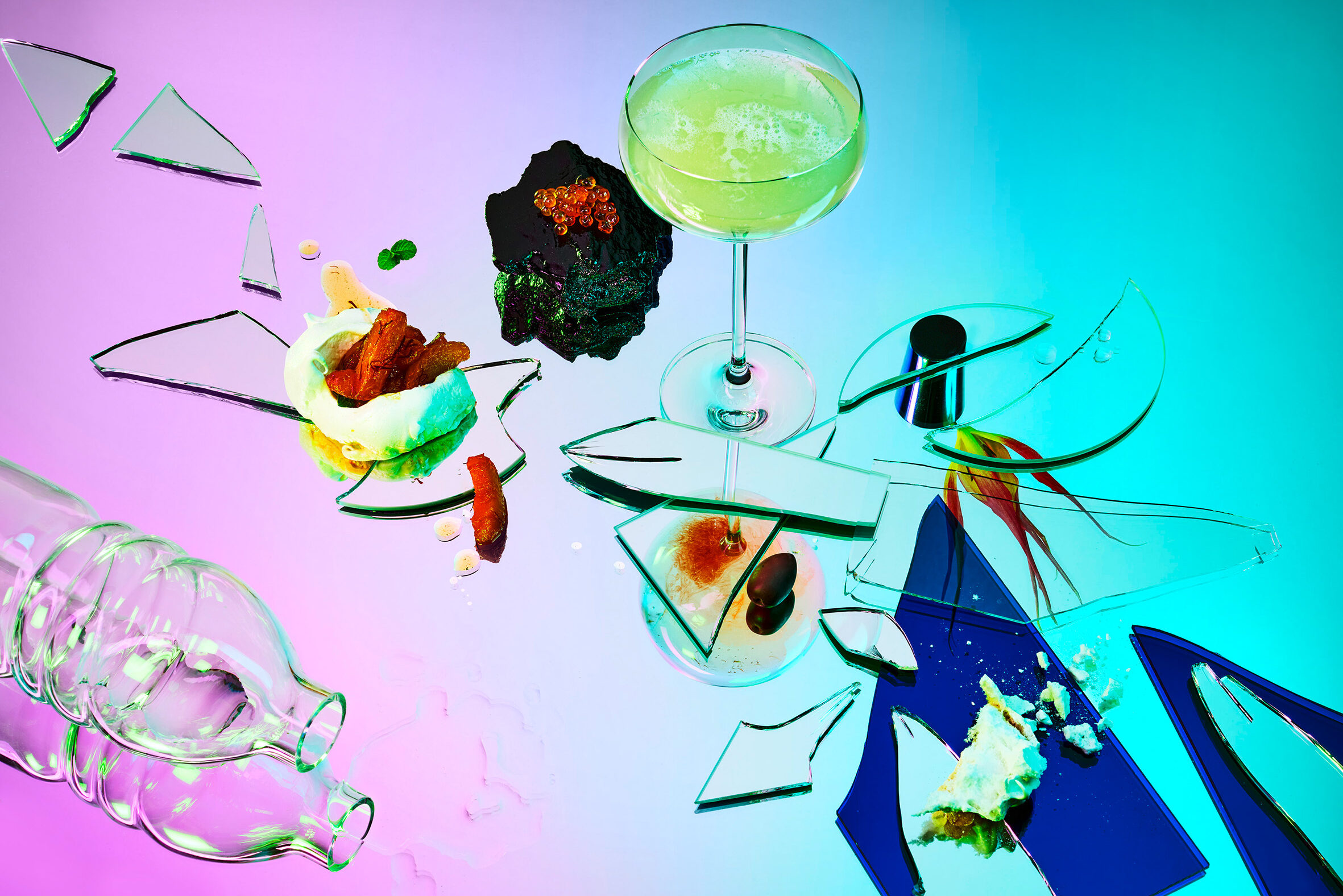 Imposantes farbenfrohes Bild mit Cocktail und Kaviar - Angerichtet auf einem riesigen Spiegel, der einen Farbverlauf zeigt | zu sehen in einer Ausstellung in Hamburg an den Messehallen | Studio Hackenberg Werbefotografie Foodfotografie Regisseur