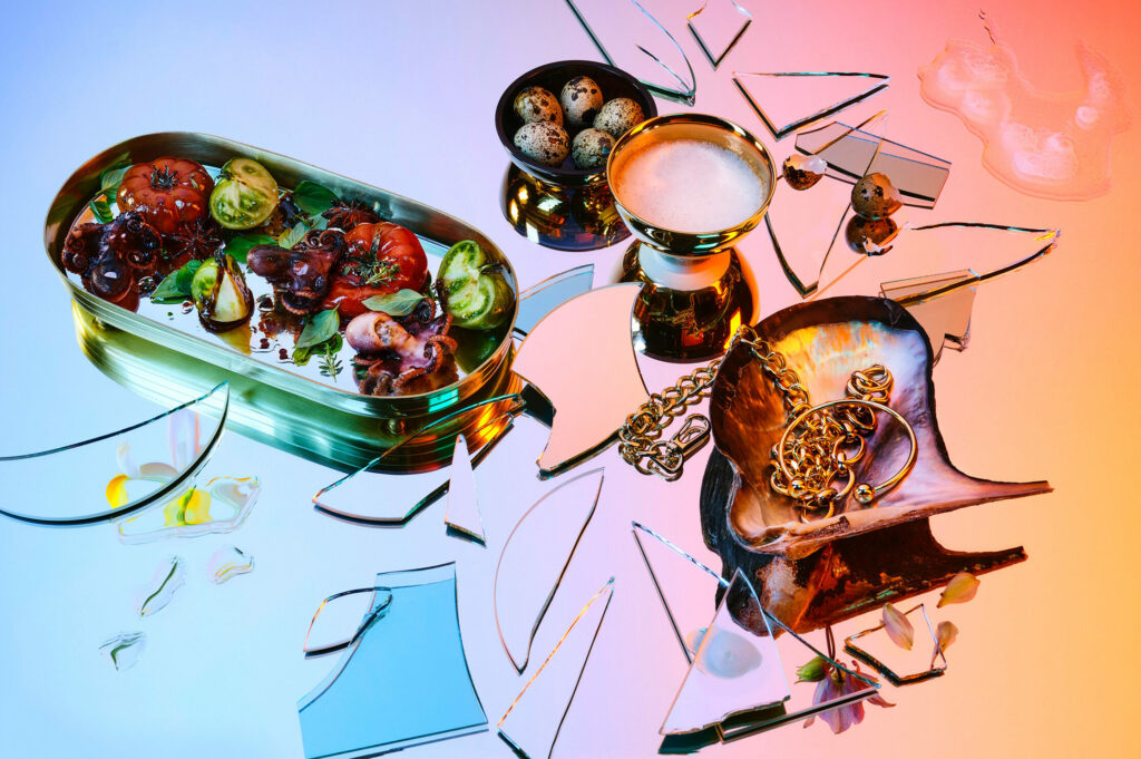Opulentes künstlerisches Motiv von Gerichten, die auf einer spiegelnden Fläche angerichtet sind | Studio Hackenberg Werbefotograf für Foodfotografie