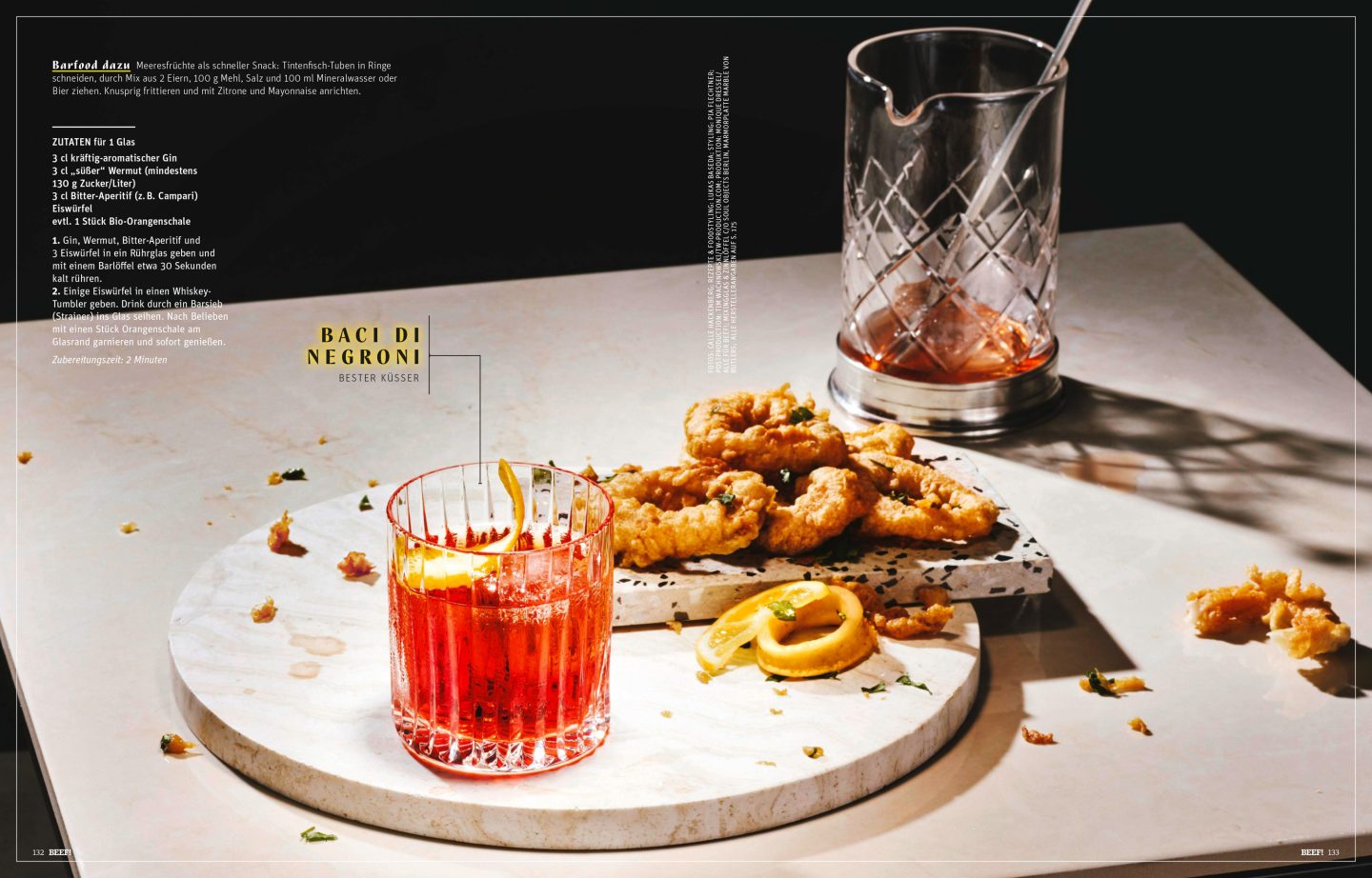 Editorialstrecke für das BEEF! Magazin von Gruner+Jahr - gezeigt werden Negroni Cocktailrezept passend zu verschiedenen Ländern - hier Italien mit frittiertem Tintenfisch | Konzeption und Fotografie Studio Hackenberg