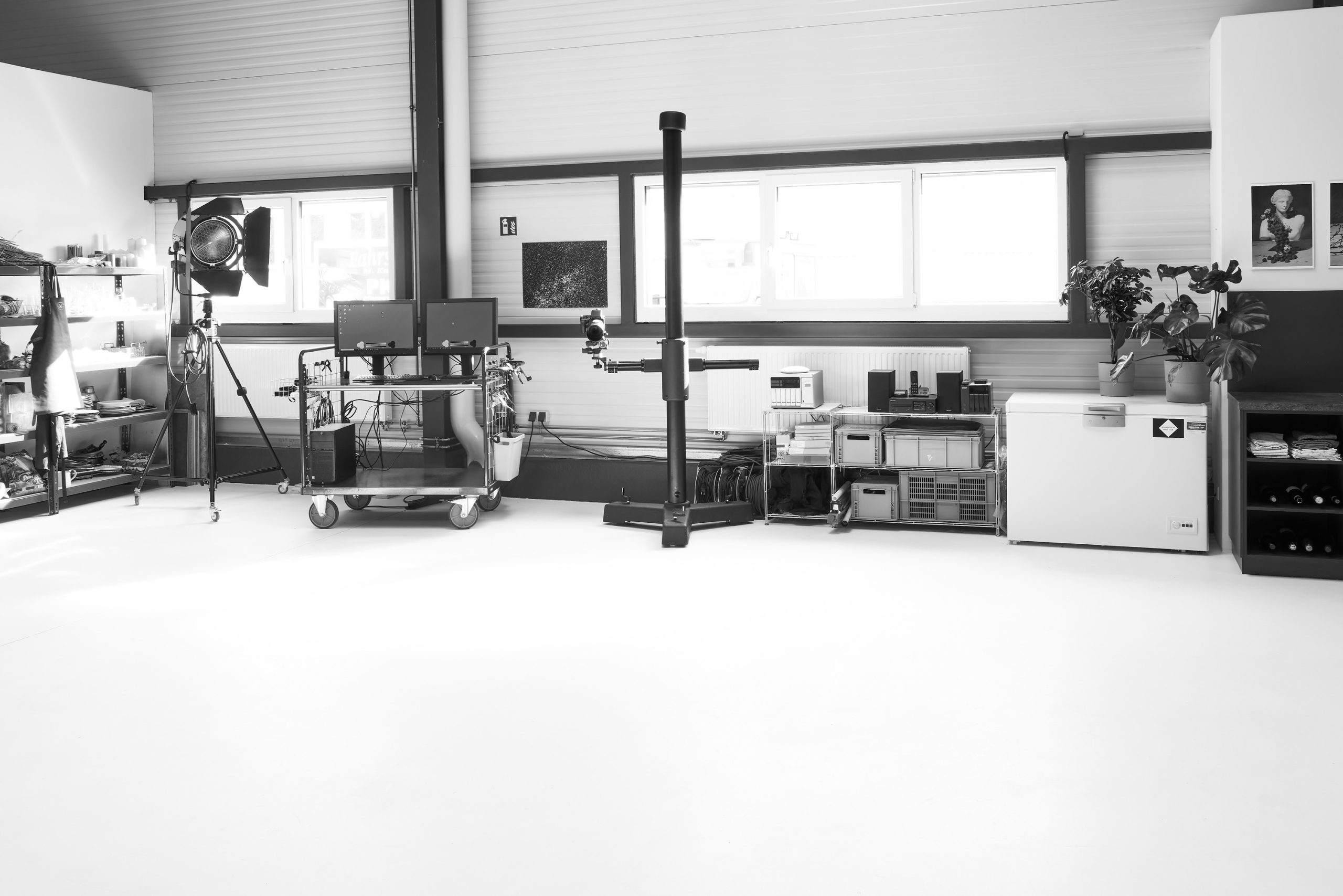 Ein Blick in die Produktionsflächen des Studios in Kiel Wittland mit technischen Equipment | Studio Hackenberg Werbefotograf & Foodfotograf Kiel