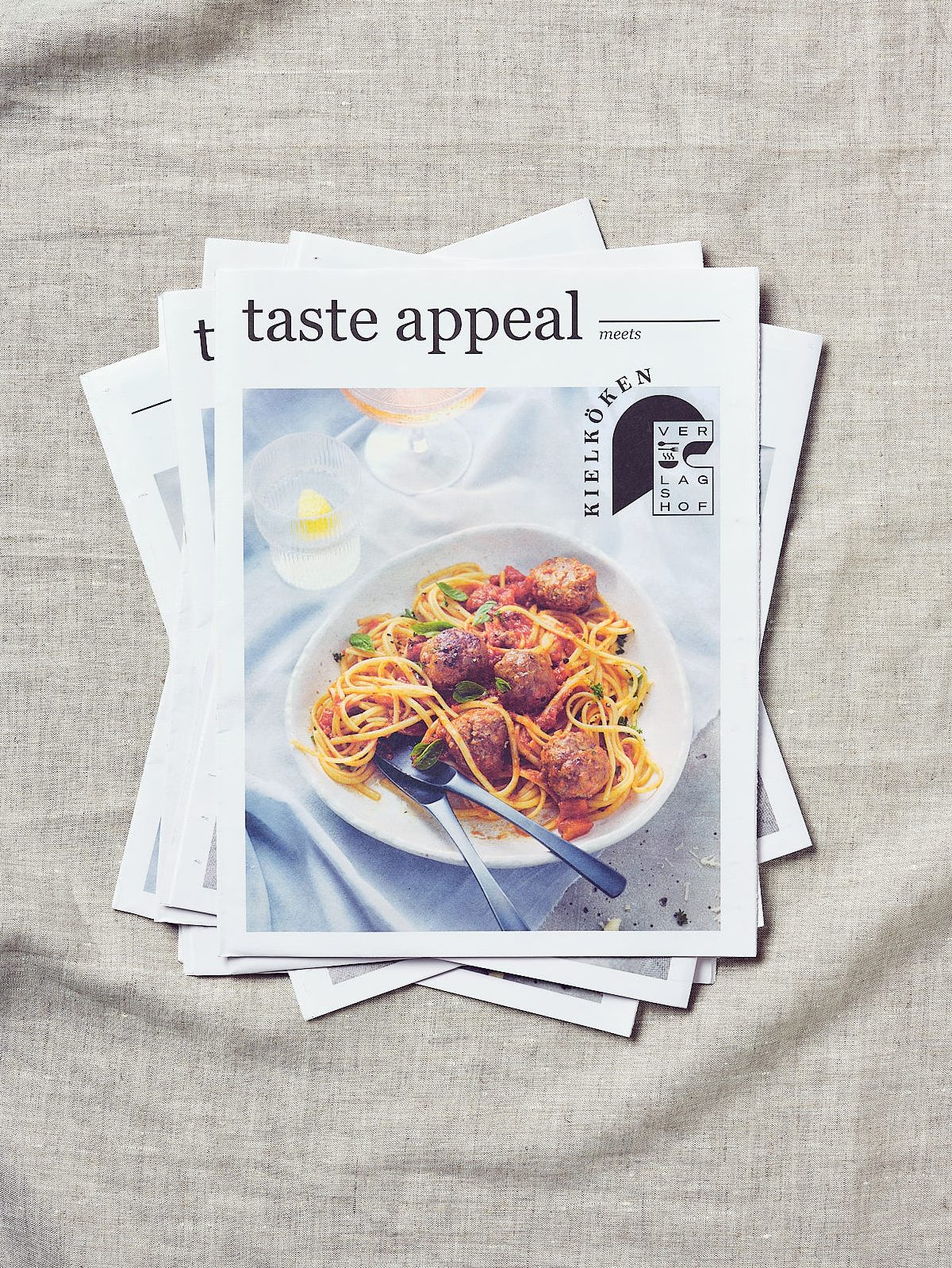 Aufsichtige Aufnahme des taste appeal– Covers der Ausgabe KielKöken produziert von Studio Hackenberg