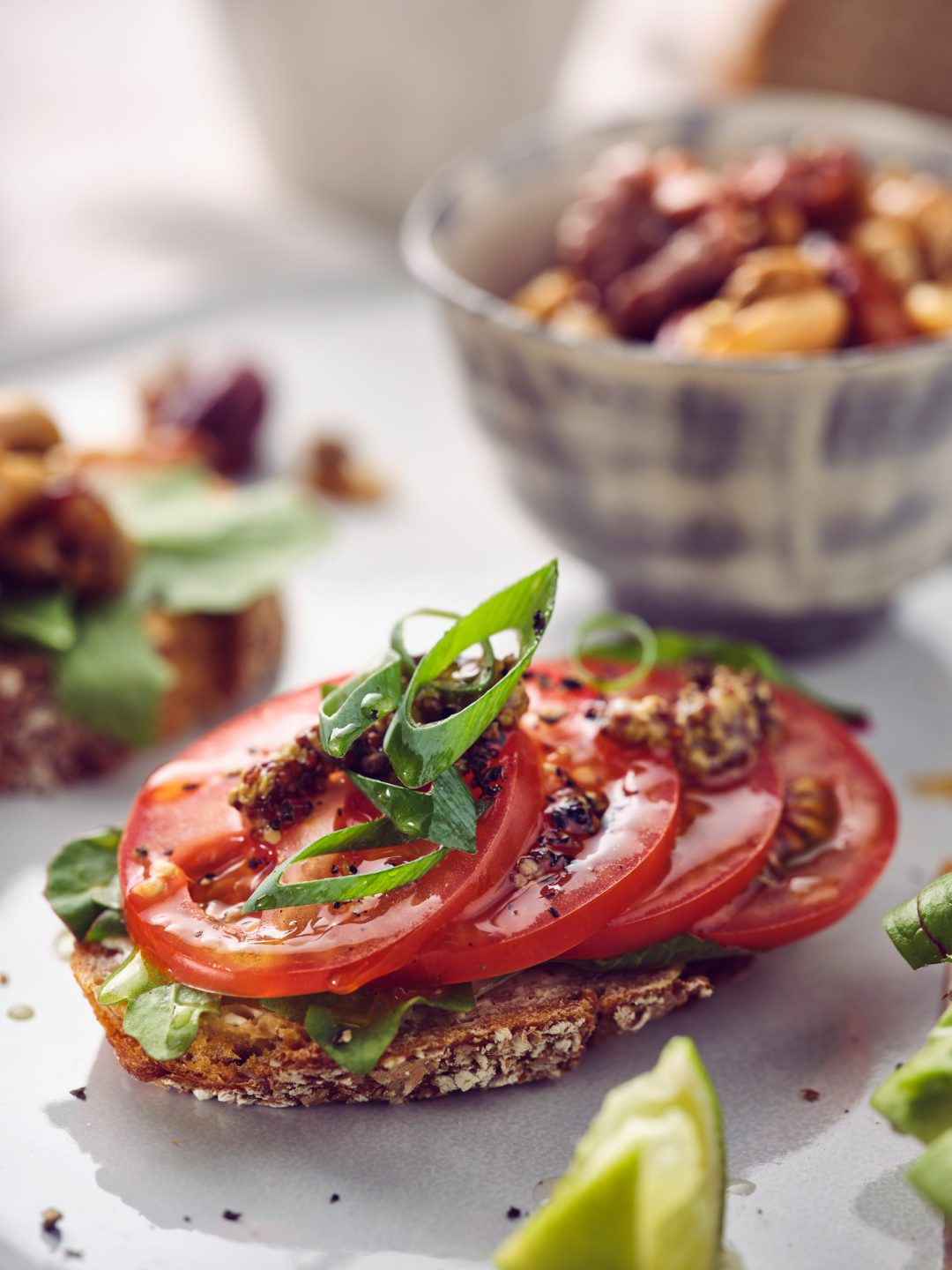 Closeup Foodfotografie eines leckeren Brotes belegt mit Tomaten - Fotografiert durch Studio Hackenberg in Kiel für taste appeal–