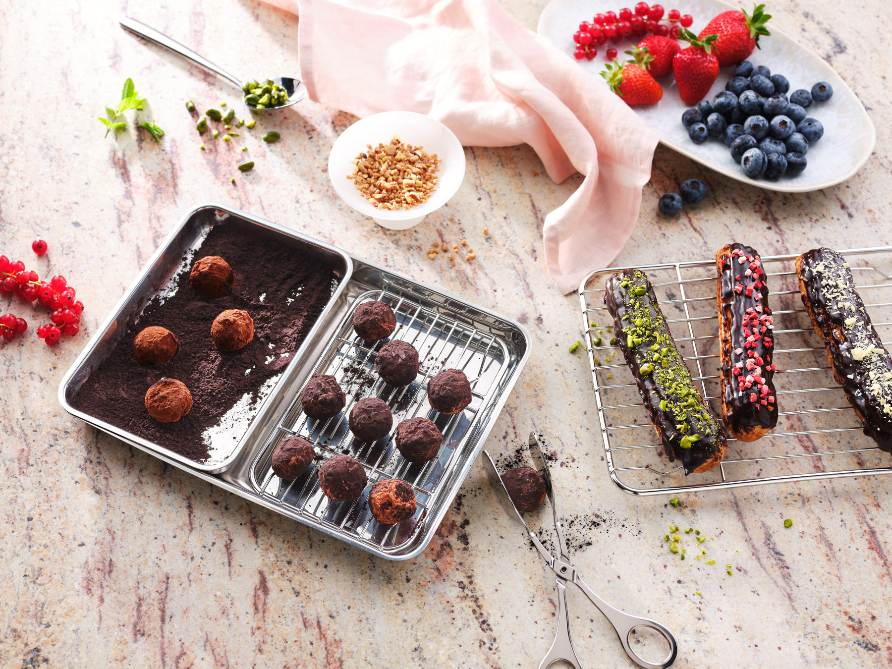 Zubereitung von verschiedenen Patisserie Desserts in einem hellen Umfeld mit Schokolade und Früchten - Bilderpool Shooting für KarlWeiss Simplo System. Fotografiert vom Studio Hackenberg. Professionelle Foodfotografie aus Hamburg und Kiel