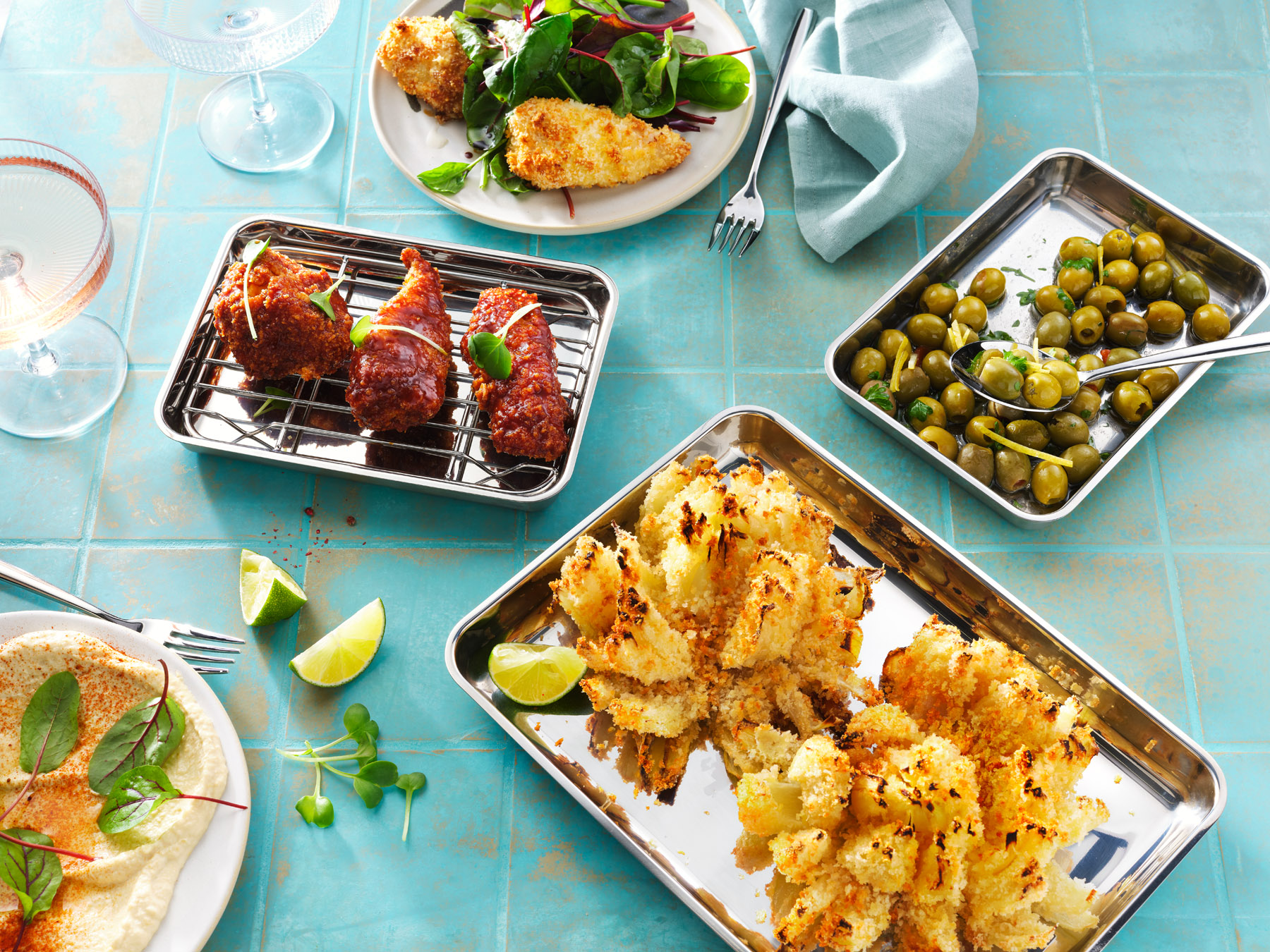 Gebackene Hähnchen und Antipasti in blauen mediterranen Setting -Bilderpool Shooting für KarlWeiss Simplo System. Fotografiert vom Studio Hackenberg. Professionelle Foodfotografie aus Hamburg und Kiel