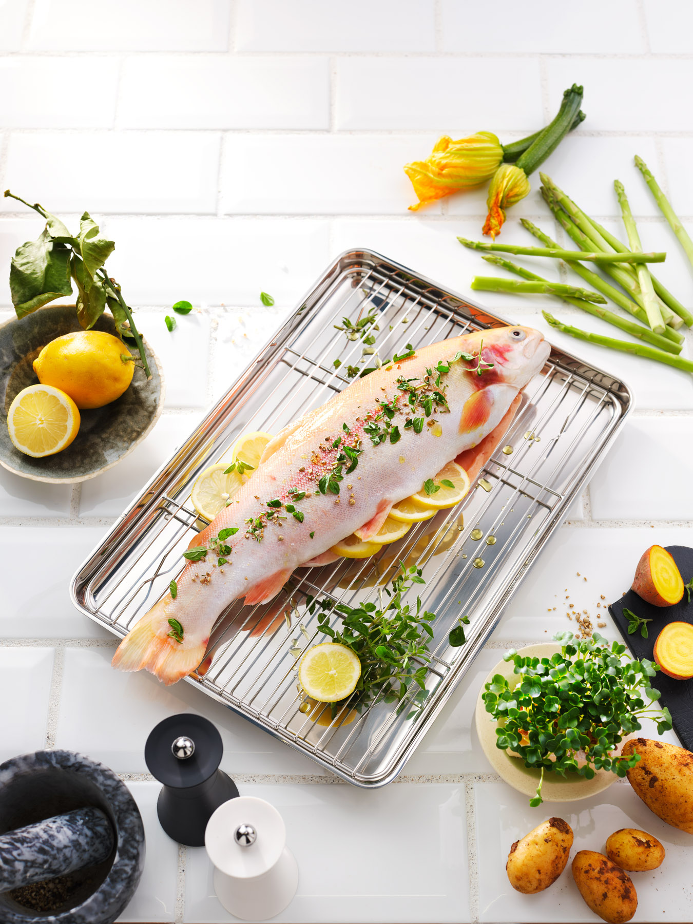 Goldforelle in der Zubereitung in der Küche für einen Grillabend - Bilderpool Shooting für KarlWeiss Simplo System. Fotografiert vom Studio Hackenberg. Professionelle Foodfotografie aus Hamburg und Kiel