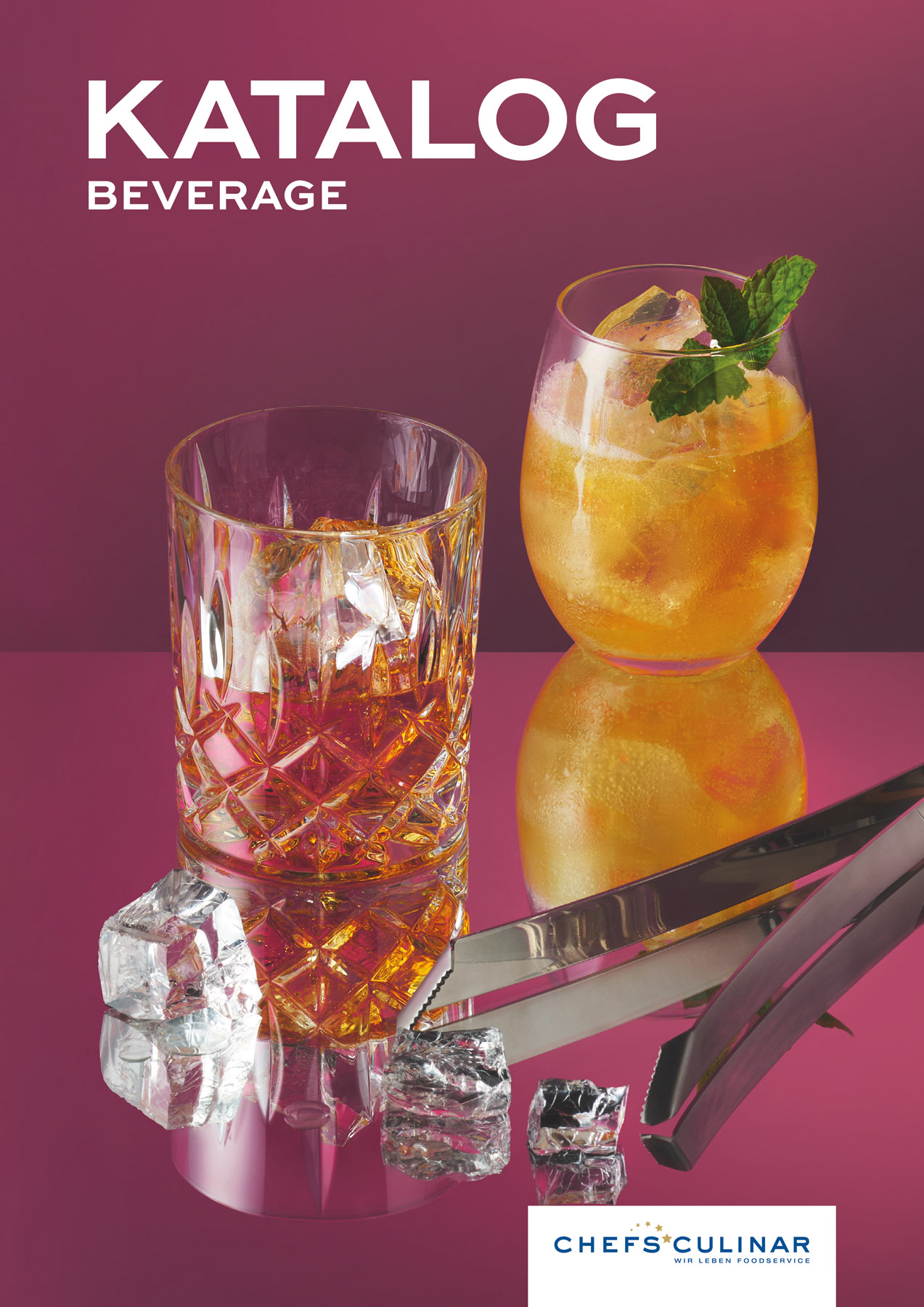 Cover-Fotografie für den ChefsCulinar Beverage Katalog. Zu sehen ist ein Cocktail und ein Whisky on Ice. Beide stehen auf einer spiegelnden Fläche, auf einem Farbverlaufenden Hinter- und Untergrund. Fotografiert vom Studio Hackenberg in Kiel, Spezialist für Food und Beverage Fotografie
