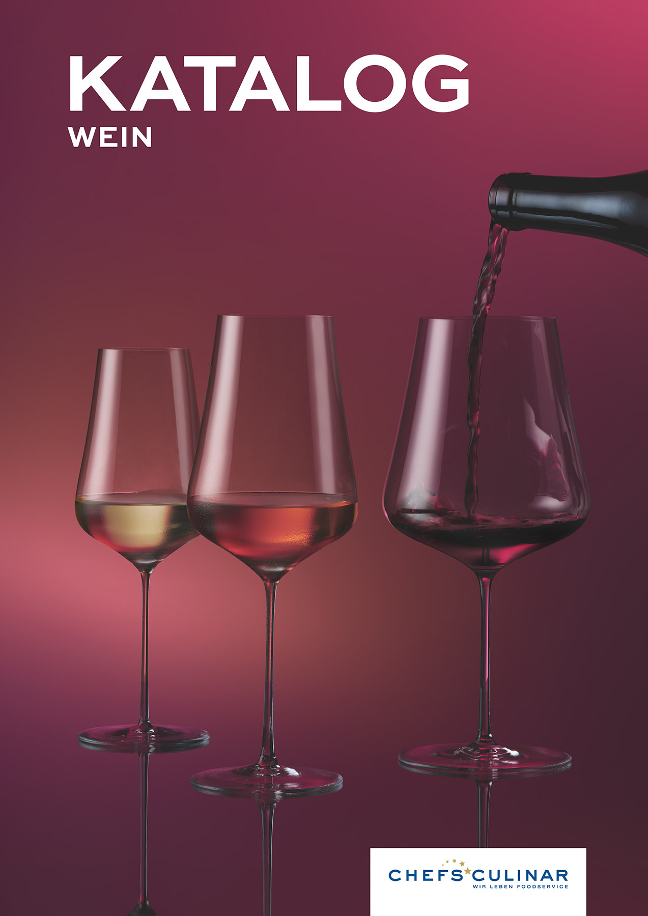 Moderne Fotografie eines Katalog-Covermotivs dreier Weingläser, Rosé, Weißwein und Rotwein, von denen gerade der Rotwein eingegossen wird - zu sehen vor einem Rosa-Roten-Farbverlauf. Fotografiert vom Studio hackenberg in Hamburg